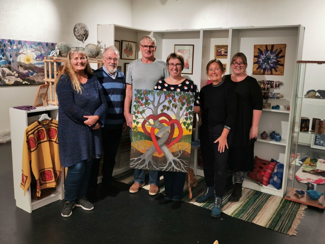 Gjør klart til utstilling. Fra v. Anne Marie Rognskog, Sverre Hatle, Olav Karlstad, Anna Hatle Nymo, Marit Elin Eid og Sissel Halset Storslett Gjør klart til utstilling. Fra v. Anne Marie Rognskog, Sverre Hatle, Olav Karlstad, Anna Hatle Nymo, Marit Elin Eid og Sissel Halset Storslett