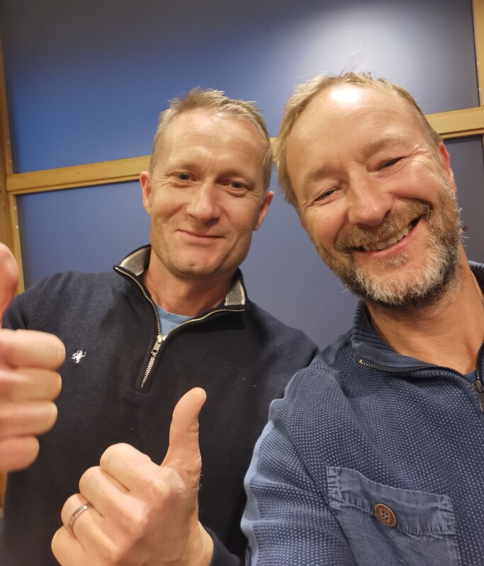 Backstage. Aamodt låner skribentens telefon og sørger for en selfie av seg selv og Anders Grimsmo på bakrommet. Backstage. Aamodt låner skribentens telefon og sørger for en selfie av seg selv og Anders Grimsmo på bakrommet.