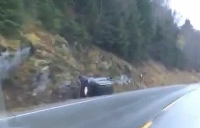 Slik lå bilen i grøfta på Rindalsskogen onsdag morgen. Bildet er tatt av forbipasserende.