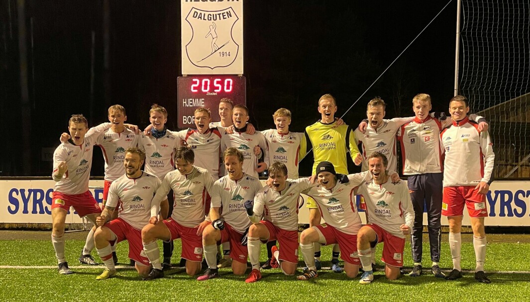 Glade Rindal-spillere etter 4-2-seier borte mot lokalrival Meldal - og dermed fornyet kontrakt i 5. divisjon.