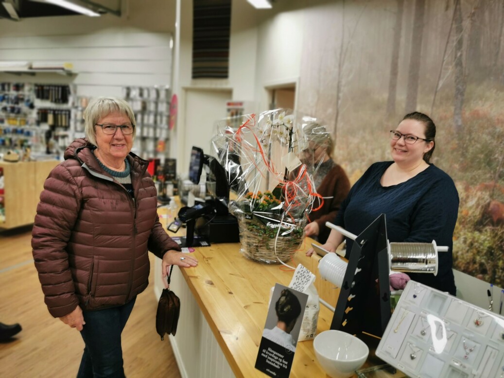 Gratulerte med dagen. Leder i Surnadal Husflidslag, Anny Haugen med bursdagsblomster til Ann Linda Bjørnstad og de andre damene på Husfliden. Kristin Betten Bøe skimtes i bakgrunnen. Gratulerte med dagen. Leder i Surnadal Husflidslag, Anny Haugen med bursdagsblomster til Ann Linda Bjørnstad og de andre damene på Husfliden. Kristin Betten Bøe skimtes i bakgrunnen.