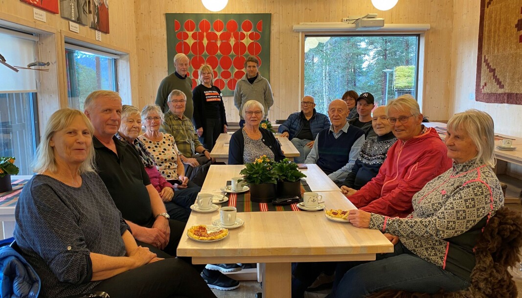 Mange informanter samlet på Rindal skimuseum. F.v. Randi Synnøve Røen Knutsen, Kjell Knutsen, Gerd Helgetun, Maria Røen, Johan Landsem, Sigmund Røen, Kari-Elin Bolme Løfaldli, Thor Gotaas, Liv Røen, Edgar Landsem, Olav Helgetun, Elin Røen, Sigurd Røen jr., Lars Norli, Ingolf Røen og Molly Kristine Røen. Mange informanter samlet på Rindal skimuseum. F.v. Randi Synnøve Røen Knutsen, Kjell Knutsen, Gerd Helgetun, Maria Røen, Johan Landsem, Sigmund Røen, Kari-Elin Bolme Løfaldli, Thor Gotaas, Liv Røen, Edgar Landsem, Olav Helgetun, Elin Røen, Sigurd Røen jr., Lars Norli, Ingolf Røen og Molly Kristine Røen.