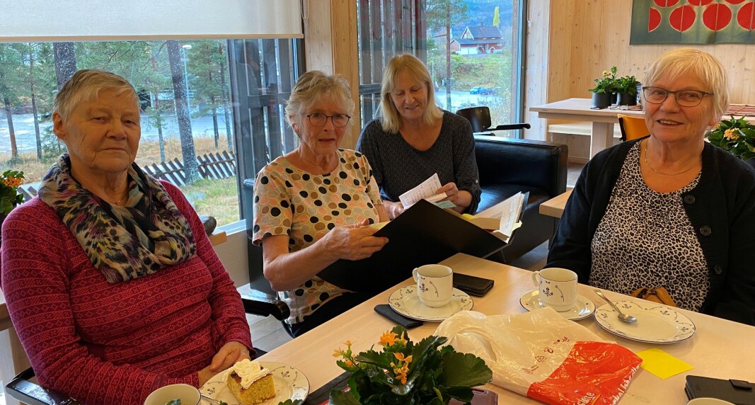 Maria Røen has collected many pictures and old clippings in books.  This was interesting for everyone to see.  Left Gerd Helgetun, Maria Røen, Randi Synnøve Røen Knutsen and Liv Røen.