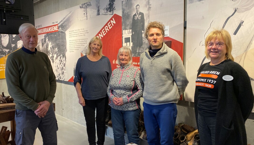 Sigmund Røen, Randi Synnøve Røen Knutsen and Molly Kristine Røen together with author Thor Gotaas and department head Kari-Elin Bolme Løfaldli.