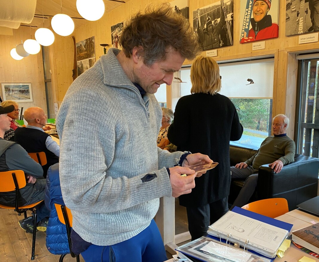 Thor Gotaas studerer et bilde fra en av de mange utklippsbøkene. Thor Gotaas studerer et bilde fra en av de mange utklippsbøkene.