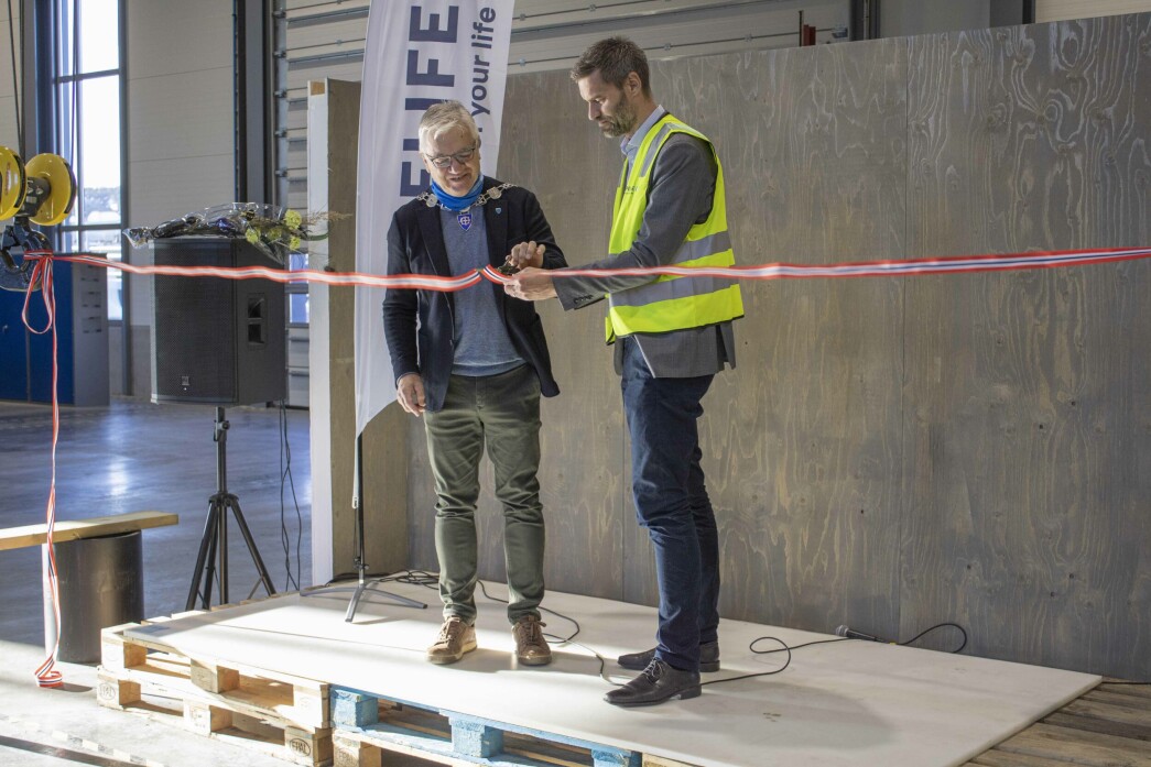 Ordfører i Bamble kommune, Hallgeir Kjeldal og administrerende direktør i Pipelife Norge klipper snora for åpning av sveiseverkstedet. Ordfører i Bamble kommune, Hallgeir Kjeldal og administrerende direktør i Pipelife Norge klipper snora for åpning av sveiseverkstedet.