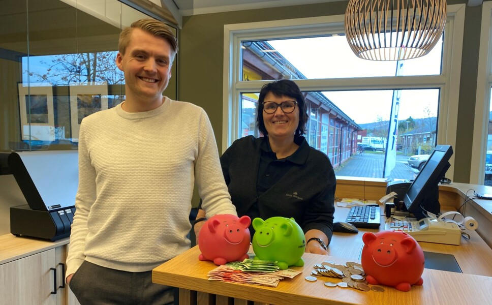 Jonas og Kristin ønsker barn og ungdom velkommen innom med sparegrisen.