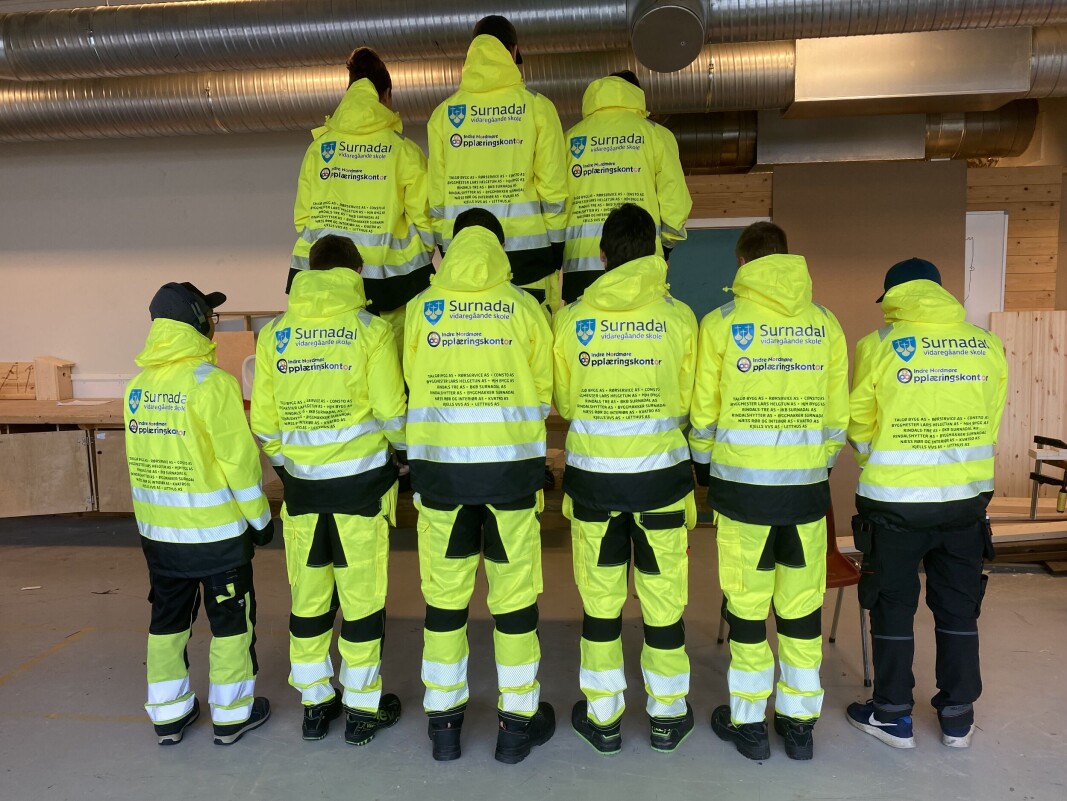 Gjengen fra vg1 bygg-og anleggsteknikk med nye synlighetsklær. Gjengen fra vg1 bygg-og anleggsteknikk med nye synlighetsklær.