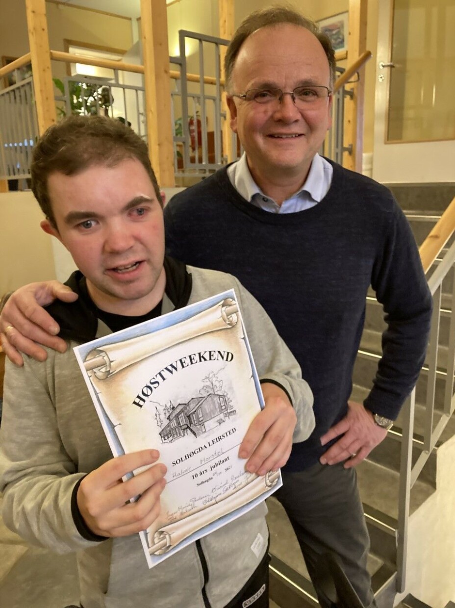 Halvor med diplomet