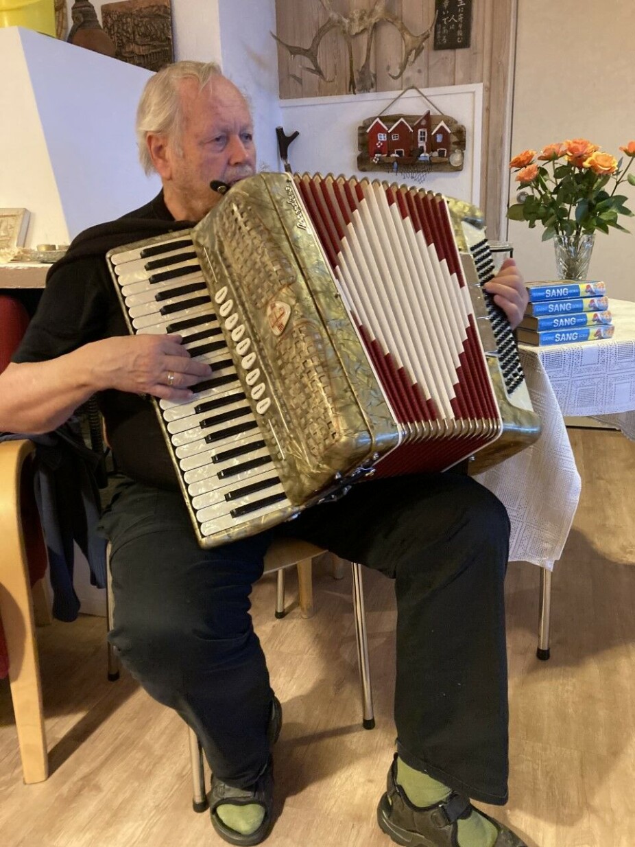 Oddbjørn med trekkspillet