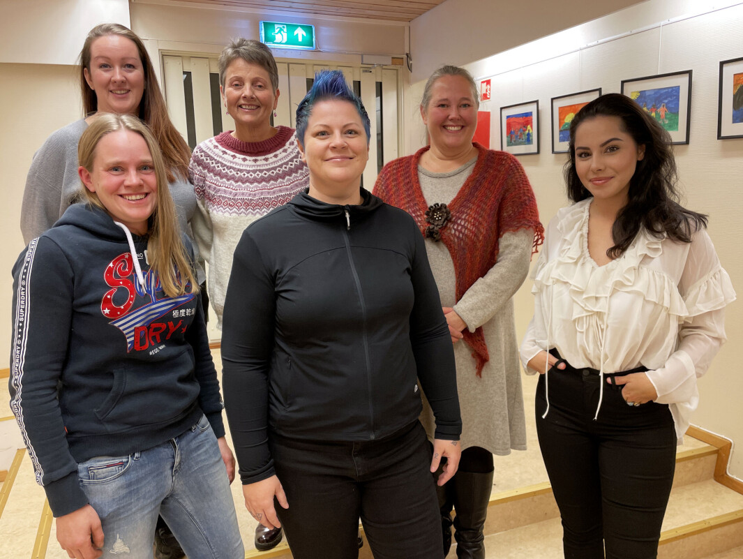 Styremedlem Mona Strand (bak f.v.), møteleder Lilly Gunn Nyheim, revisor Annett Ranes, styremedlem Lene Søyseth (foran f.v.), styremedlem Karina Kalvik og styreleder Sara Nicole Andersen under stiftelsesmøtet i Surnadal Pride fredag. Styremedlem Mona Strand (bak f.v.), møteleder Lilly Gunn Nyheim, revisor Annett Ranes, styremedlem Lene Søyseth (foran f.v.), styremedlem Karina Kalvik og styreleder Sara Nicole Andersen under stiftelsesmøtet i Surnadal Pride fredag.