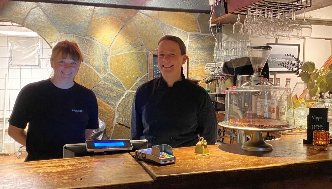 Inger Kristin Landstad og Birgitte Stokke i kaféen. Inger Kristin Landstad og Birgitte Stokke i kaféen.