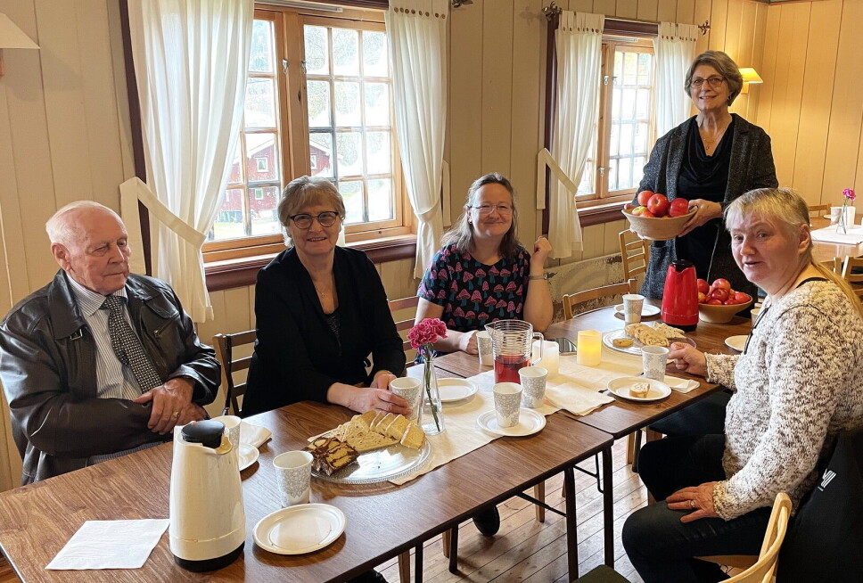 «Stua» i Åsskard kyrkje er eit flott rom til sosiale samver. Her under kyrkjekaffen serverer Randi Bøe (bak) frukt til Knut Sollid, Kjellaug Sollid, Cathrine Grutle og Gerd Anny Gjengstø.