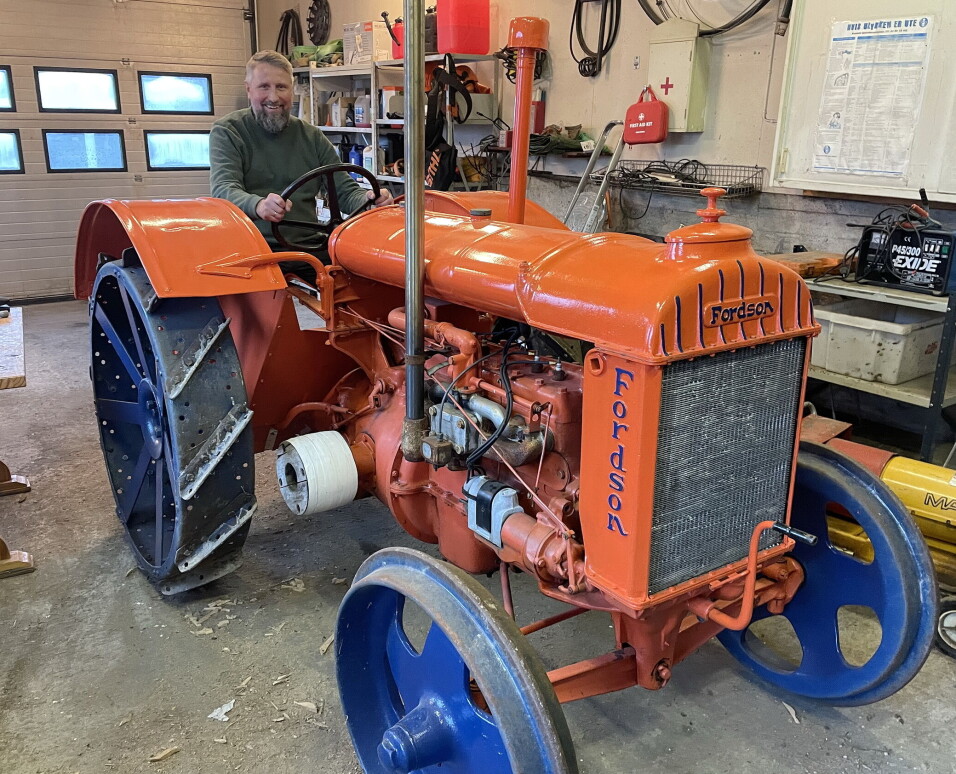Magne Sollid har restaurert mykje historisk på Belavollan – som denne Fordson modell 1936.