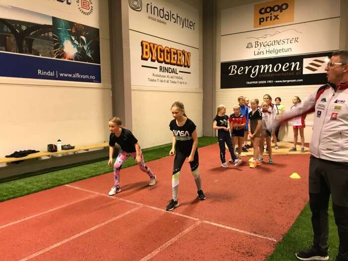 Lilja Bolme-Moum og Synne Terese Bjørnstad står klar til å springe 60-meter. Lilja Bolme-Moum og Synne Terese Bjørnstad står klar til å springe 60-meter.