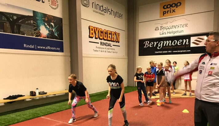 Lilja Bolme-Moum og Synne Terese Bjørnstad står klar til å springe 60-meter.