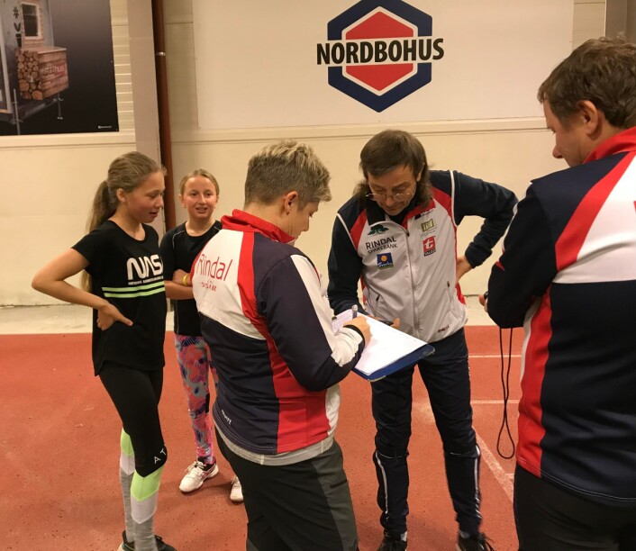 Jentene sjekkar resultata sine med Sigrun Haltli, Tor Jarle Bolme og Nils Bakken. Jentene sjekkar resultata sine med Sigrun Haltli, Tor Jarle Bolme og Nils Bakken.