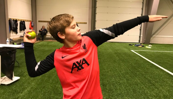 Håkon Aune kastar liten ball. Håkon Aune kastar liten ball.