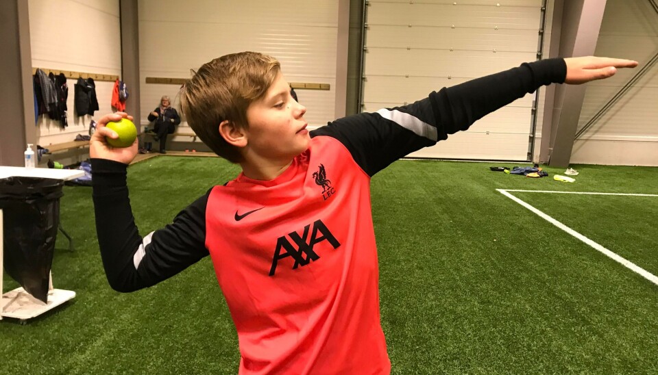 Håkon Aune kastar liten ball.