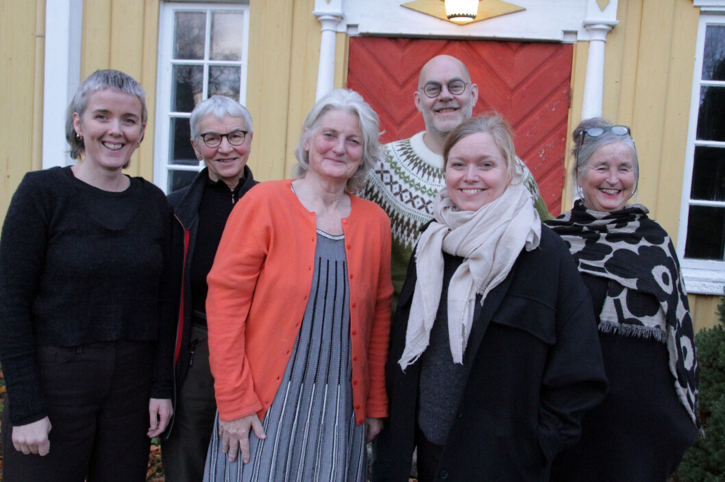 Kunstnarane og prosjektleiar samla i Stangvik Prestegard. Frå venstre Siri Skjerve, Jorun Kraft Mo, Anita Land, Jørgen Moe, Toril Redalen, Brit Dyrnes. Jon Arne Mogstad og Yngvild Sæter er også med, men kunne dessverre ikkje vere med på seminaret. Kunstnarane og prosjektleiar samla i Stangvik Prestegard. Frå venstre Siri Skjerve, Jorun Kraft Mo, Anita Land, Jørgen Moe, Toril Redalen, Brit Dyrnes. Jon Arne Mogstad og Yngvild Sæter er også med, men kunne dessverre ikkje vere med på seminaret.
