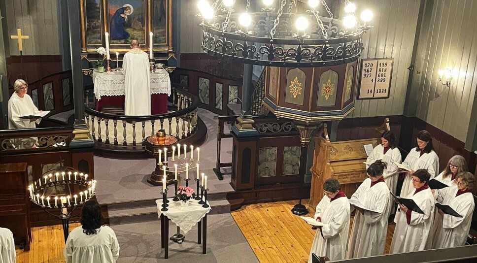 Frå Helgemessa i Åsskard kyrkje søndag kveld.
