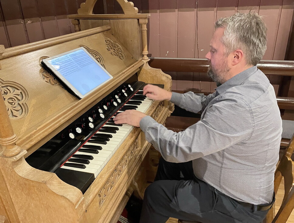 Allsidige Ronny Kjøsen tok også Rannei-orgelet i bruk. For å få sett dette i topp stand, har soknerådet starta pengeinnsamling. Kveldens framføring av «Sonata» frå 1700-talet var god reklame!