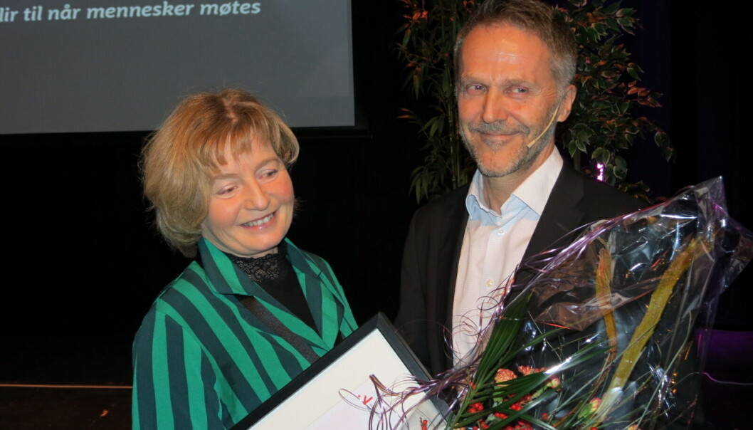 Vinnaren Solveig Haglund fekk prisen frå juryleiar Helge Gjerde. Vinnaren Solveig Haglund fekk prisen frå juryleiar Helge Gjerde.