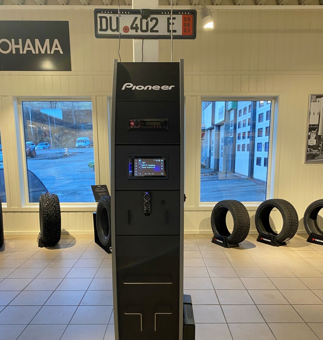 Bilstereoanlegg med ryggekamera. Bilstereoanlegg med ryggekamera.