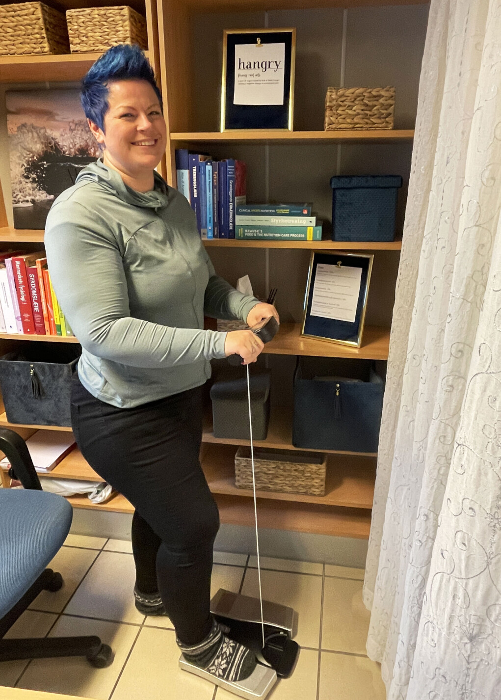 Karina Kalvik demonstrerer kroppsanalysevekta, som måler både feittprosent, muskelmasse og metabolsk alder. Karina Kalvik demonstrerer kroppsanalysevekta, som måler både feittprosent, muskelmasse og metabolsk alder.