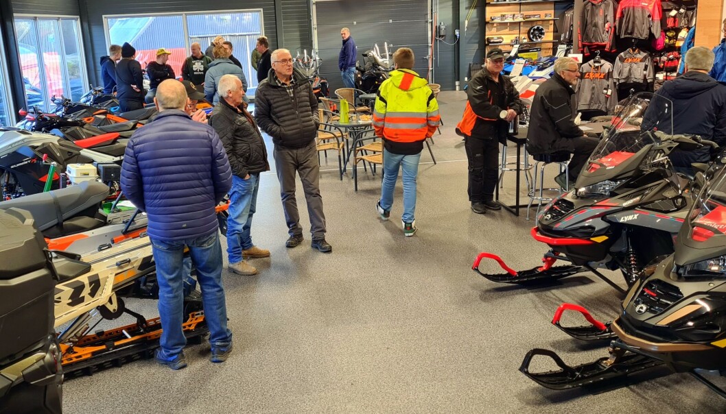 Inne i dei store, romslege nye lokala rusla folk omkring, og praten gjekk lett i smågrupper. Inne i dei store, romslege nye lokala rusla folk omkring, og praten gjekk lett i smågrupper.