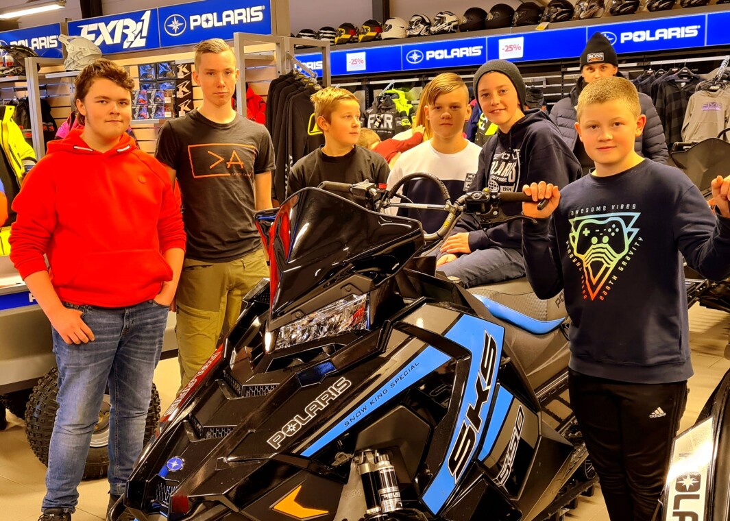 Andreas, Magnus, Ola, Oliver S.E., Christian og Oliver K. ventar på snøføret, og enkelte av dei vil kunne kjøre skuter på eigen grunn... Andreas, Magnus, Ola, Oliver S.E., Christian og Oliver K. ventar på snøføret, og enkelte av dei vil kunne kjøre skuter på eigen grunn...