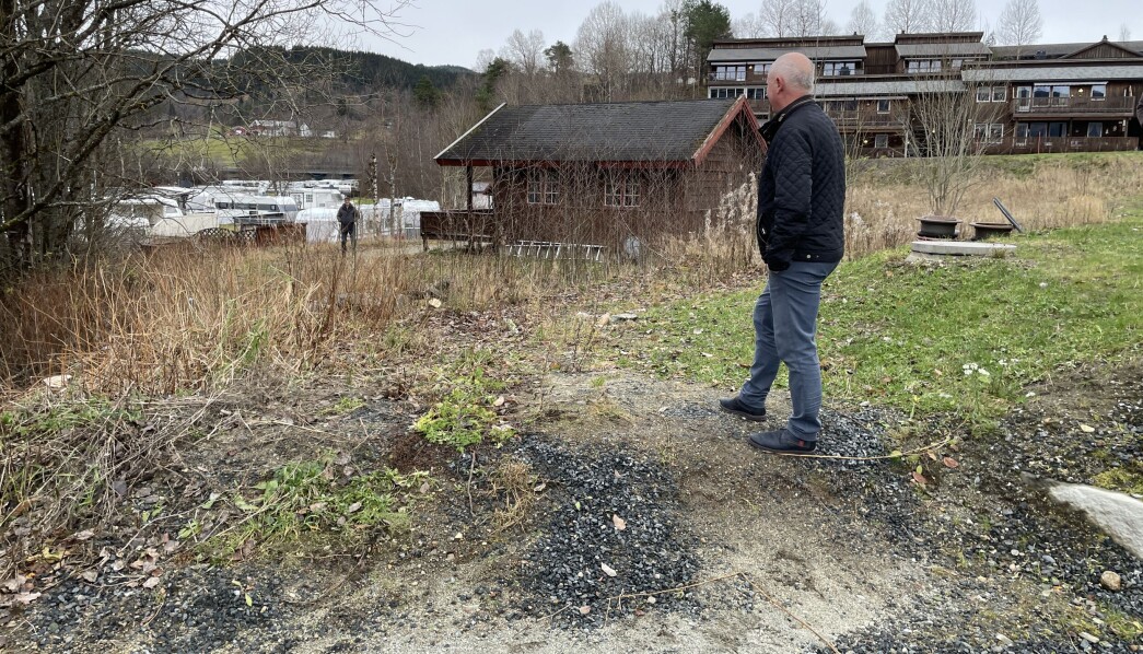 Den kommunale grusveien, som slutter ved kommunedirektør Knut Haugen, skal nå knyttes sammen med veien til Surnadal Camping Brekkøya, der Gerald Grewe står. Den kommunale grusveien, som slutter ved kommunedirektør Knut Haugen, skal nå knyttes sammen med veien til Surnadal Camping Brekkøya, der Gerald Grewe står.