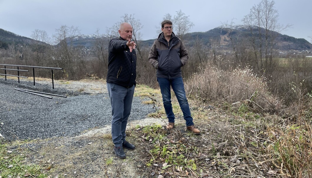 Knut Haugen og Gerald Grewe ved enden av den kommunale grusveien. Knut Haugen og Gerald Grewe ved enden av den kommunale grusveien.