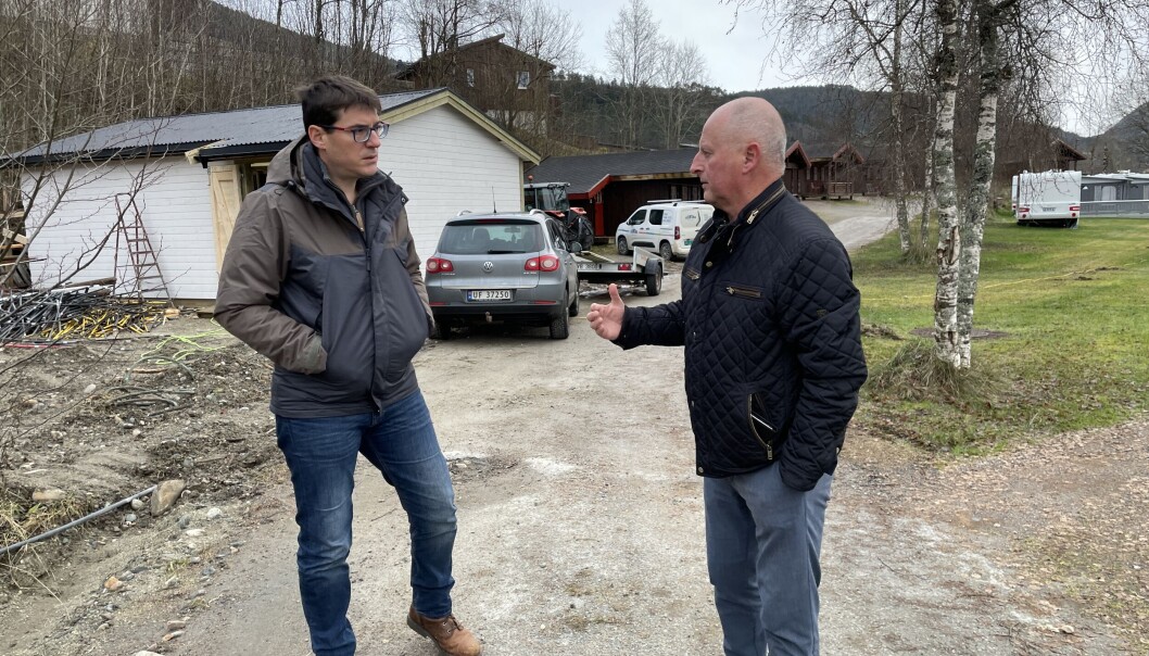 Gerald Grewe og Knut Haugen, med Surnadal Camping Brekkøyas nye lagerbygning i bakgrunnen. Gerald Grewe og Knut Haugen, med Surnadal Camping Brekkøyas nye lagerbygning i bakgrunnen.