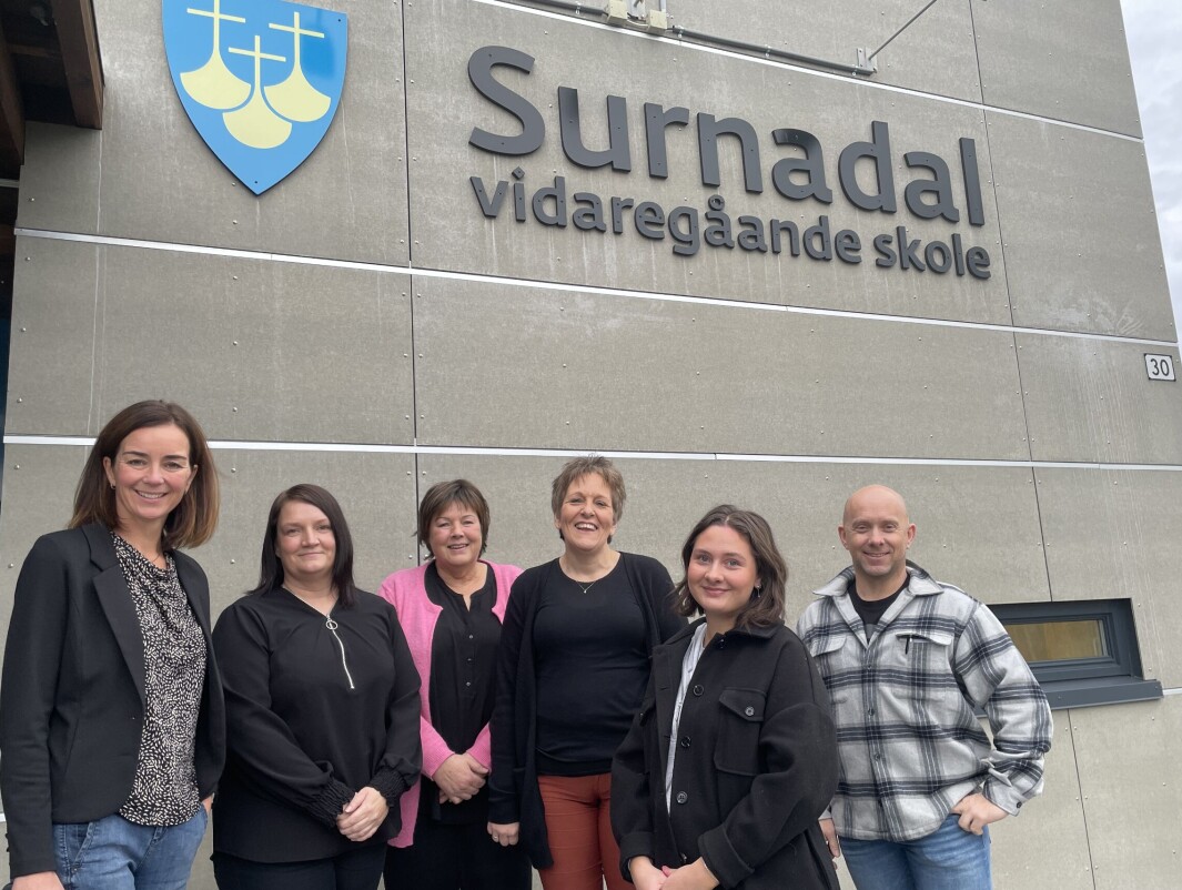 Rektor Hilde Andersen (f.v.), Mari Vattøy, Gerd Inger Gaupseth Stenberg, Kristin Holten, elevrådsrepresentant Rebekka Mikkelsen og Ståle Sæterbø er klare for å markere Surnadal vidaregåande skole sitt 50-årsjubileum. Rektor Hilde Andersen (f.v.), Mari Vattøy, Gerd Inger Gaupseth Stenberg, Kristin Holten, elevrådsrepresentant Rebekka Mikkelsen og Ståle Sæterbø er klare for å markere Surnadal vidaregåande skole sitt 50-årsjubileum.
