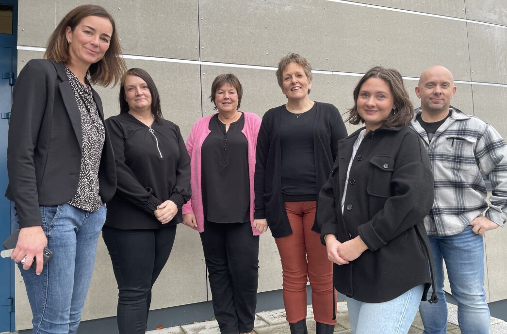 Rektor Hilde Andersen (t.v.) og elevrådsrepresentant Rebekka Mikkelsen (nr to frå høgre) saman med jubileumskomiteen: Mari Vattøy, Gerd Inger Gaupseth Stenberg, Kristin Holten og Ståle Sæterbø. Rektor Hilde Andersen (t.v.) og elevrådsrepresentant Rebekka Mikkelsen (nr to frå høgre) saman med jubileumskomiteen: Mari Vattøy, Gerd Inger Gaupseth Stenberg, Kristin Holten og Ståle Sæterbø.