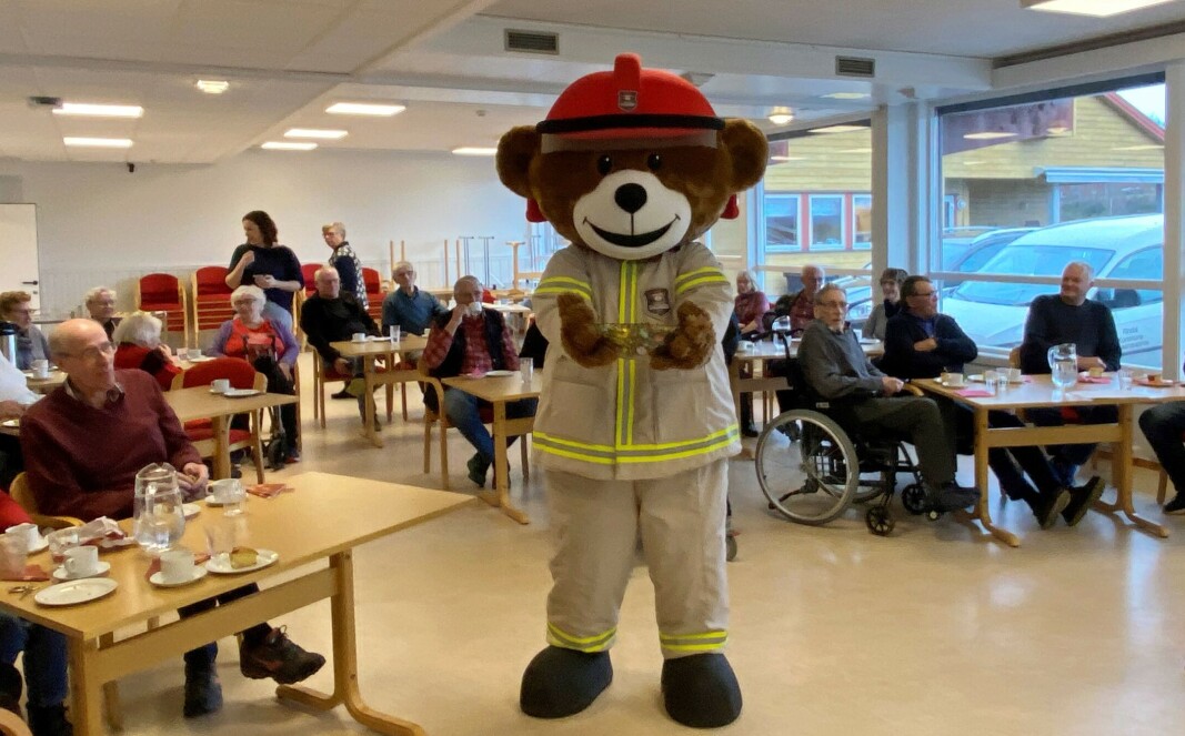 Brannbamsen Bjørnis kom med søtsaker til kaffen. Brannbamsen Bjørnis kom med søtsaker til kaffen.