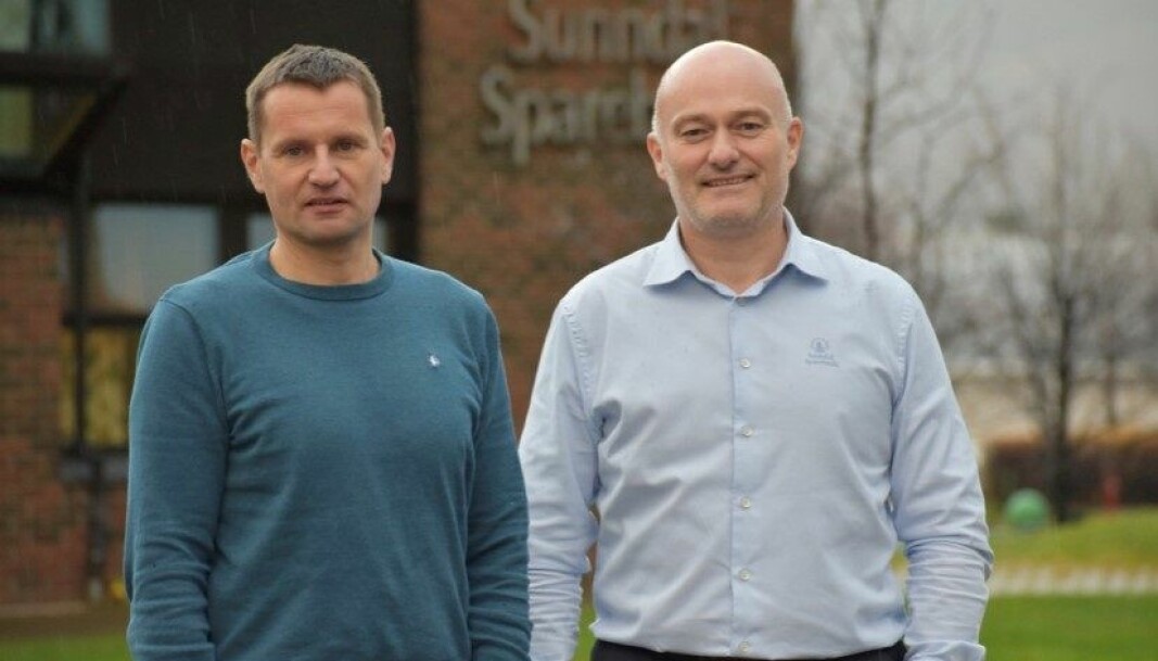 Daglig leder i Sunndal økonomitjenester Edvin Ole Røen og banksjef Jonny Engdahl i Sunndal Sparebank.