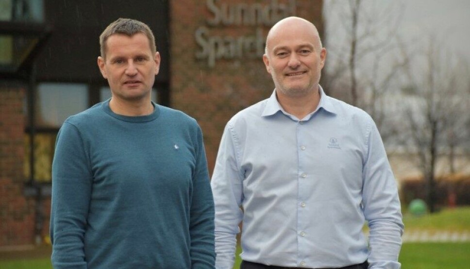 Daglig leder i Sunndal økonomitjenester Edvin Ole Røen og banksjef Jonny Engdahl i Sunndal Sparebank.