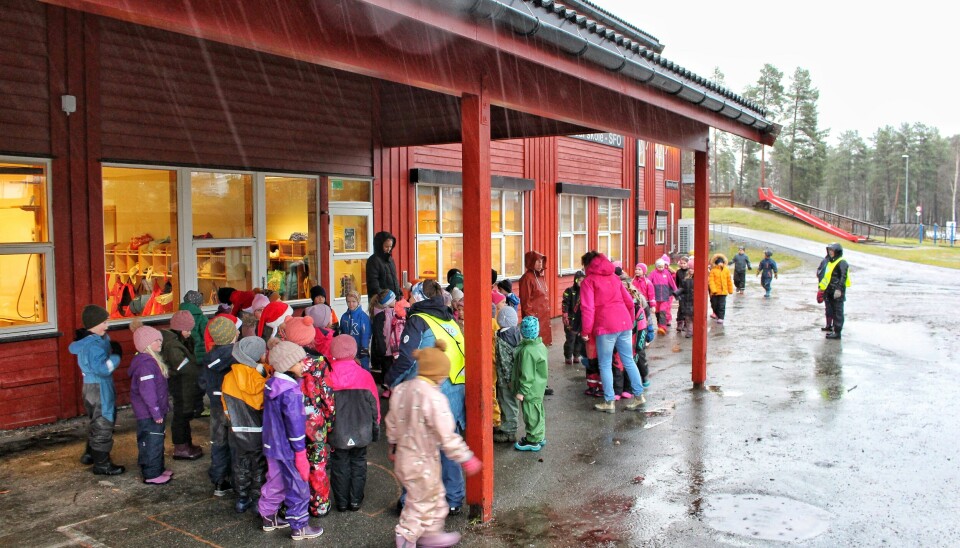 BlimE-dansen sklulle egentlig foregå utendørs foran rødskolen, men regn og vind gjorde det utrivelig, heldigvis var Rindalshallen ledig.