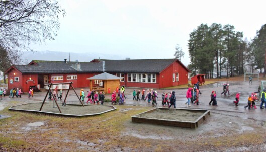 Elevene på vei fra rødskolen, hvor barnetrinnet har klasserommene sine. Her holder også Rindal Barnehage og SFO til. Elevene på vei fra rødskolen, hvor barnetrinnet har klasserommene sine. Her holder også Rindal Barnehage og SFO til.