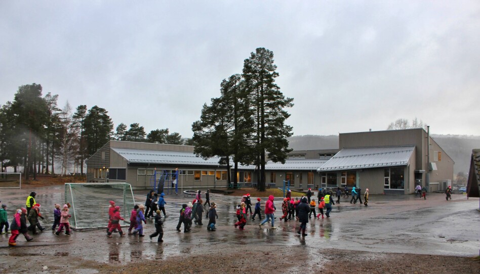 På vei forbi gråskolen/ungdomsskolen mot Rindalshallen. BlimE-dansen ble flyttet innendørs på grunn av mye regn og vind.