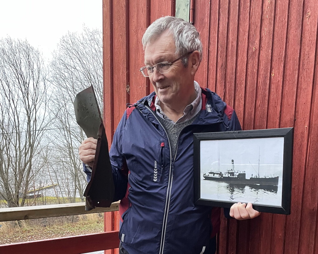Leiar Bernt Bøe i Bøfjorden Historielag med det handgripelege krigsminnet frå «Statsraad Riddervold» anno 1940. Same skipet forliste i 1944 akkurat her i bakgrunnen like utafor sjøbruksmuseet. Leiar Bernt Bøe i Bøfjorden Historielag med det handgripelege krigsminnet frå «Statsraad Riddervold» anno 1940. Same skipet forliste i 1944 akkurat her i bakgrunnen like utafor sjøbruksmuseet.