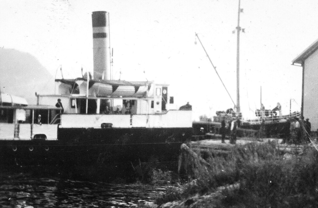 «Statsraad Riddervold» var ein hyppig gjest i fjordbygdene – som her i Skrøvsetvika i Bøfjorden i 1938. «Statsraad Riddervold» var ein hyppig gjest i fjordbygdene – som her i Skrøvsetvika i Bøfjorden i 1938.