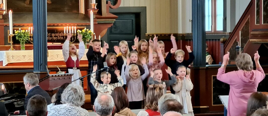 Barnekoret song, leda av Ronny Kjøsen, friskt på flygelet, og Elsa Jensvold dirigerte.