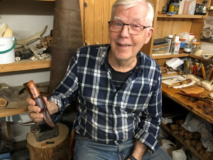 Jarle Røkkum er ein knivmaker av høg rang. Han har donert ein kniv til grendalaget.Det vert sjølvsagt ein av hovudgevinstane. Det er mykje aktivitet i Bondehuset i Stangvik. I helga er det basar. Jarle Røkkum er ein knivmaker av høg rang. Han har donert ein kniv til grendalaget.Det vert sjølvsagt ein av hovudgevinstane. Det er mykje aktivitet i Bondehuset i Stangvik. I helga er det basar.