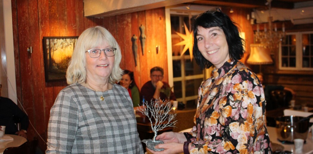 Mie Sandø, leder i Rindal Kunstlag, åpnet førjulsutstillingen med å overrekke årets juleutstiller, Heidi Mitsel Bullen, en Rindals-gave, et ståltre laget av Rune Røen. Mie Sandø, leder i Rindal Kunstlag, åpnet førjulsutstillingen med å overrekke årets juleutstiller, Heidi Mitsel Bullen, en Rindals-gave, et ståltre laget av Rune Røen.