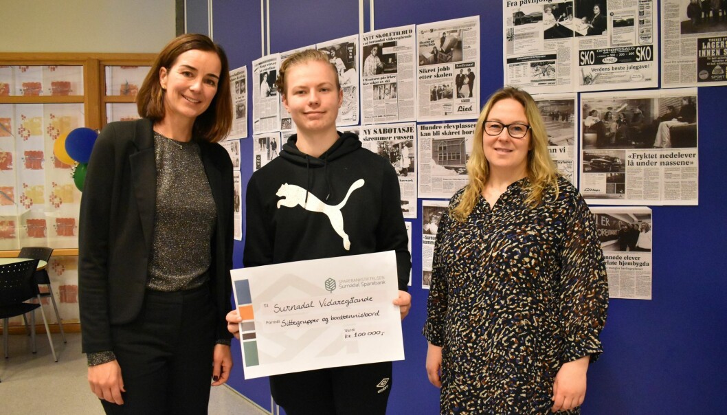 Rektor Hilde Andersen, John Bjørnar Eggen Sæther (representant fra elevrådet) og daglig leder i Sparebanstiftelsen Surnadal Sparebank, Kathrine Mauset. Rektor Hilde Andersen, John Bjørnar Eggen Sæther (representant fra elevrådet) og daglig leder i Sparebanstiftelsen Surnadal Sparebank, Kathrine Mauset.