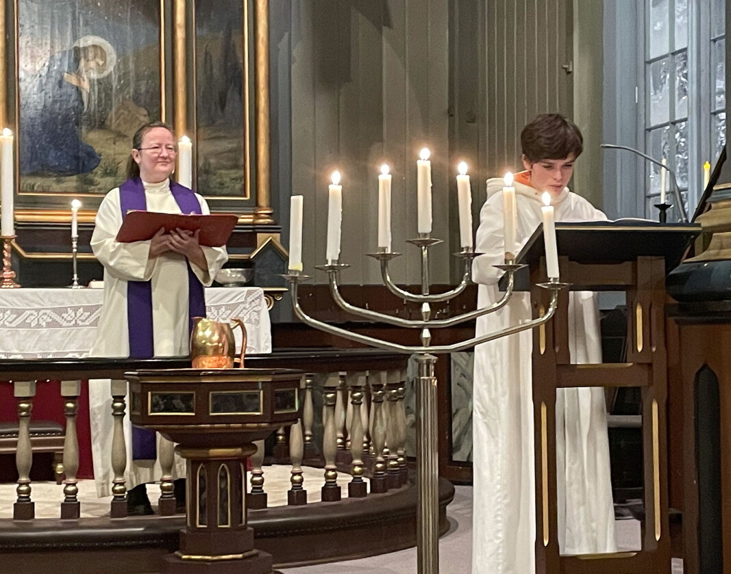 Konfirmantane deltok med lesing og lystenning. Konfirmantane deltok med lesing og lystenning.