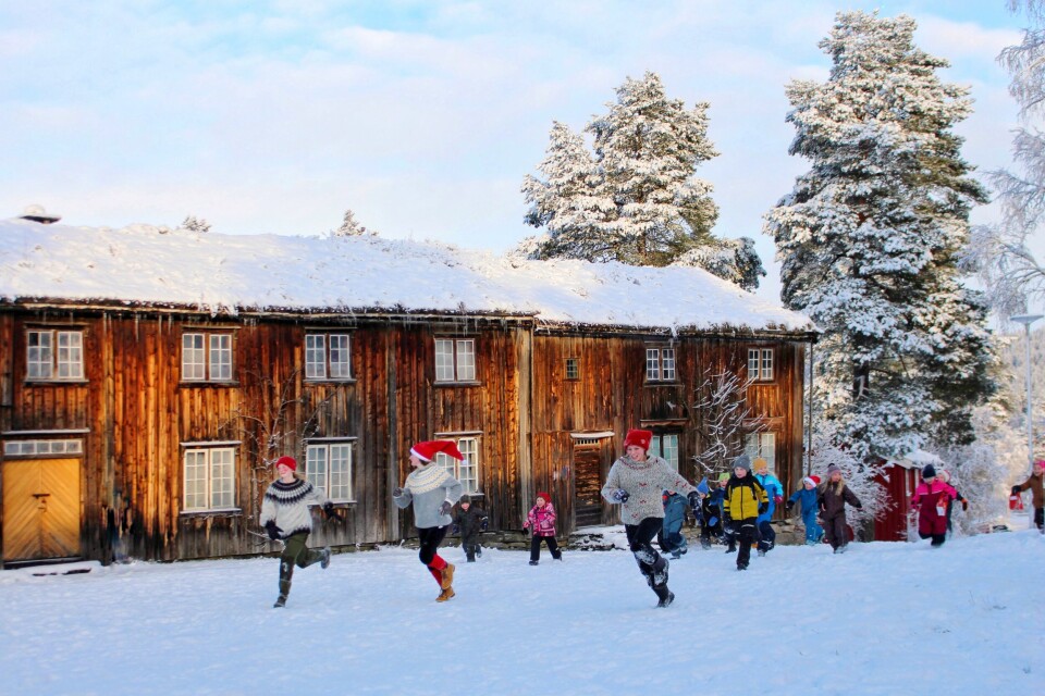1. klassingene på Rindal Skole jager farsknissa over museumstunet. Rindal Skimuseum